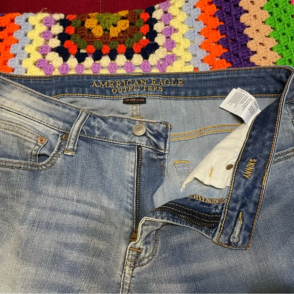 American Eagle Outfitters Active Flex Light Wash Distressed Skinny Jeans - Picture 4 of 6